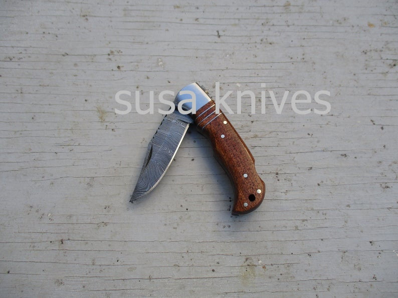 Offset Inlay Folding Knife: Walnut wood, Twist Damascus Steel - SUSA KNIVES